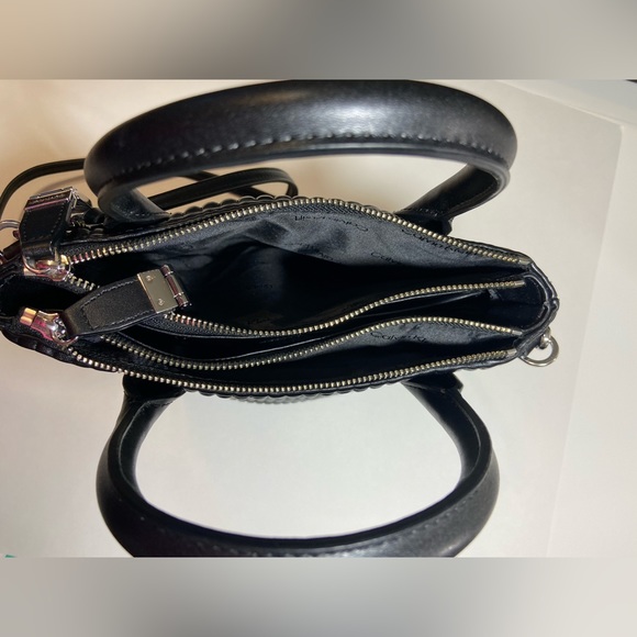 Calvin Klein Modern Essentials Organizational Bucket
High quality vegan leather. - Picture 3 of 10